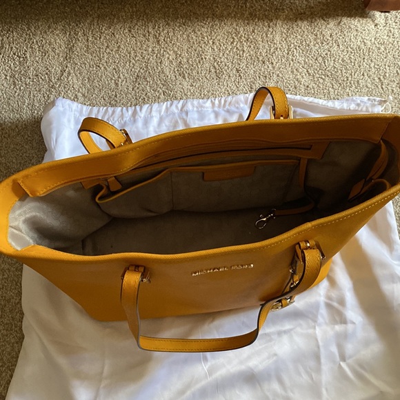 Michael Kors tote - Picture 2 of 5